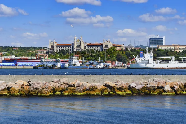 Haydarpasa porto e Universidade de Mármara campus Haydarpasa em segundo plano — Fotografia de Stock