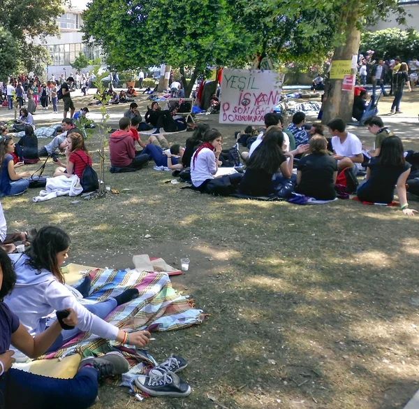탁 심 Gezi 공원 항의 이벤트입니다. 탁 심 Gezi 공원 텐트를 설정 하는 시위대를 지키고 — 스톡 사진