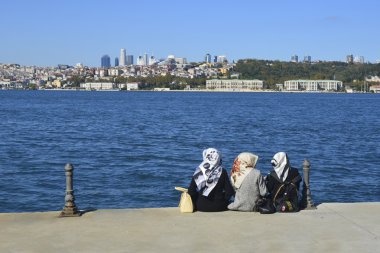 Marmara Denizi, Boğaz. Orta Doğu üç kadın o oturuyor
