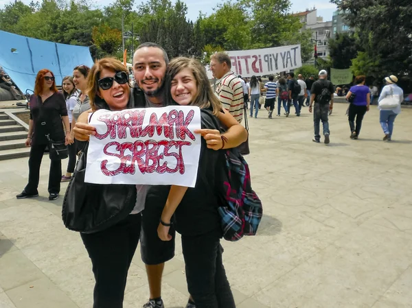 Taksim Gezi Park protestas y eventos. En la foto, Taksim viaje al parque "Abrazos gratis" pancarta escrita se ve a un joven — Foto de Stock