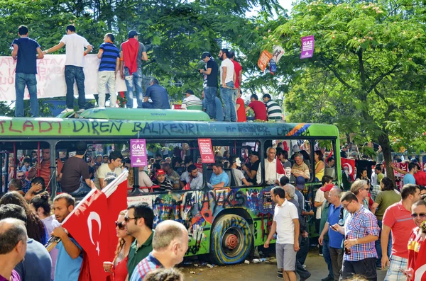 塔克西姆盖兹公园抗议和活动。在塔克西姆的抗议活动中，市政巴士受损. — 图库照片