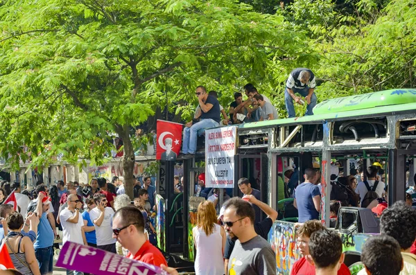 Taksim Gezi parkoval protesty a akce. Při protestních protestech v Taksim utrpěly škody autobusy. — Stock fotografie