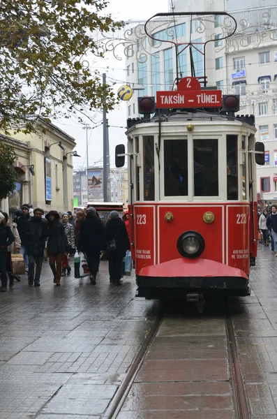 Un tramway historique sur l'avenue Istiklal. Avenue Istiklal dans le quartier Beyoglu d'Istanbul . — Photo