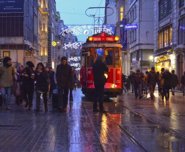 Istiklal Caddesi üzerinde tarihi bir tramvay. Özellikle Istiklal Caddesi Beyog içinde