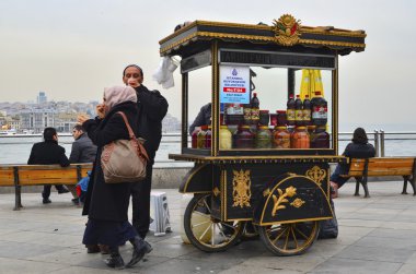 Seyyar satıcı, çeşitli meyve ve sebze geleneksel Türk turşu
