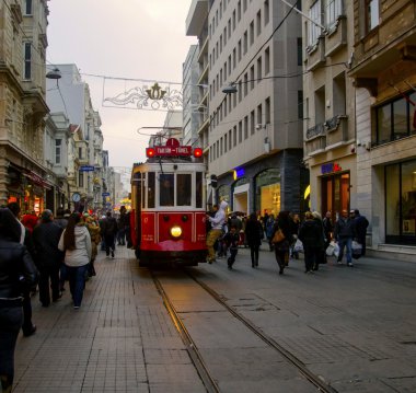 Istiklal Caddesi üzerinde tarihi bir tramvay