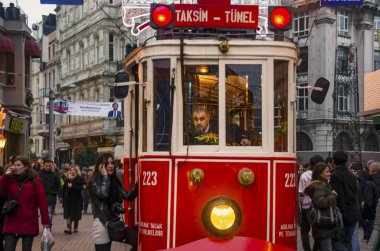 Istiklal Caddesi üzerinde tarihi bir tramvay