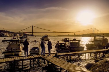 Istanbul Boğaz'ın günbatımı sahil