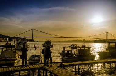 Istanbul Boğaz'ın günbatımı sahil