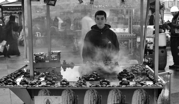 Indispensible to Istanbul roasted chestnuts. Chestnut seller of — Stock Photo, Image