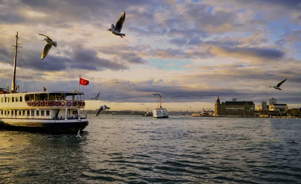 Ferries en Estambul. Ferries de cercanías han estado operando en el Bósforo desde 1851 . — Foto de Stock