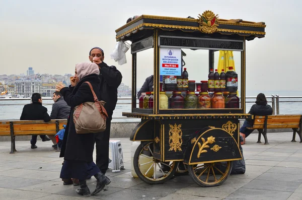 行商人、様々 な果物や veget の伝統的なトルコのピクルス — ストック写真
