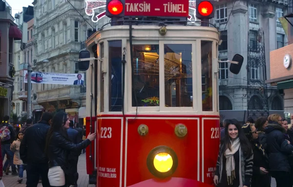 Istiklal 애비뉴에 역사적인 전차 — 스톡 사진