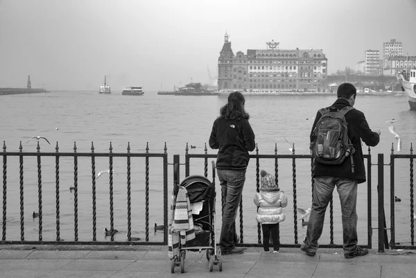 Dense fog transportation and daily life in Istanbul throat — Stock Photo, Image