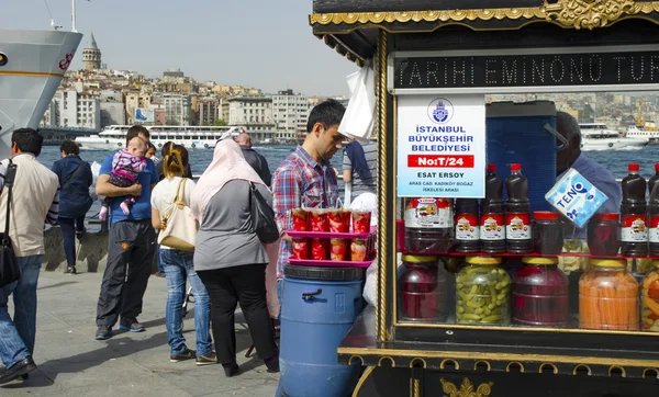 行商人、様々 な果物や野菜の伝統的なトルコのピクルス. — ストック写真