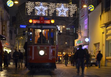 Istiklal Caddesi üzerinde tarihi bir tramvay. Özellikle Istiklal Caddesi Beyoğlu İstanbul bölgesinde.