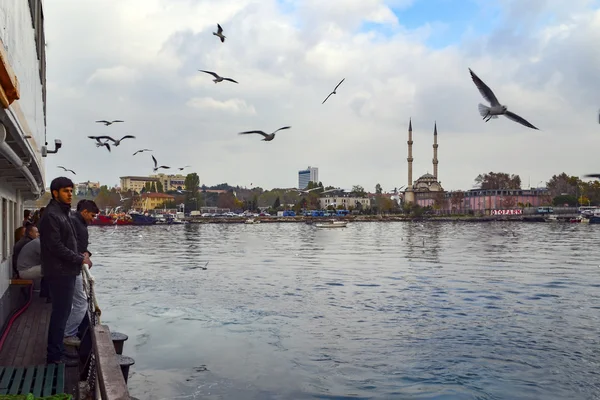 Istanbul, kadikoy pier. Protokoll haydarpasa Moschee i — Stockfoto