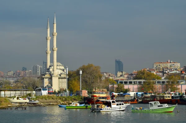 Istanbul, Kadıköy iskelesi. İletişim kuralı Haydarpaşa Camii — Stok fotoğraf