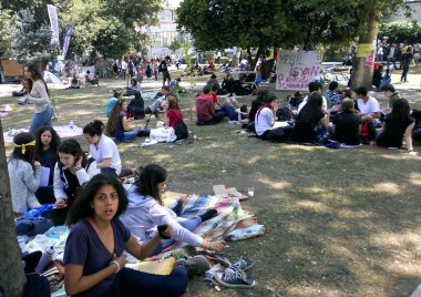 Taksim Gezi Parkı protestolar ve olaylar. Taksim Gezi Parkı protestocular koruma çadırları ayarla