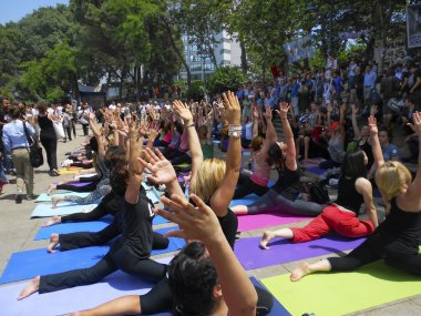 Taksim Gezi Parkı eylemciler, spor sırasında koruma.