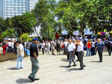 Gezi Parkı protestolar. Protestocular grupları konuşurken 