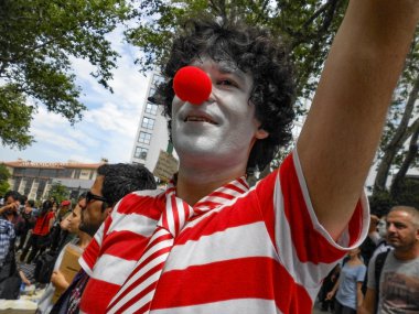 Taksim Gezi Parkı protesto animatörler ve palyaço gösterisi.