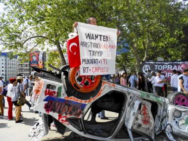Taksim Gezi Parkı protestoları ve etkinlikleri. Taksim Meydanı'nda pol yandı