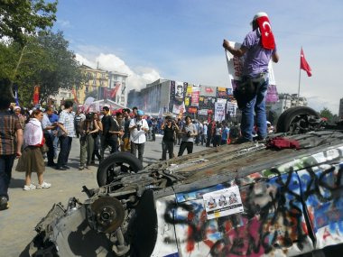 Taksim Gezi Parkı protestoları ve etkinlikleri. Taksim Meydanı'nda pol yandı