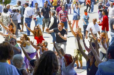 Taksim Gezi Parkı eylemciler, spor sırasında koruma.