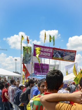 Gezi Parkı. Protestocular Ocalan posterleri meydanda sallayarak.