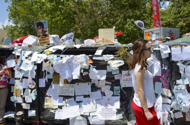 Protestocular umut kağıtları yazdığı istek