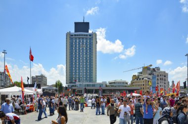 Taksim Meydanı. The Marmara Taksi arka planda görülen bina