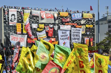 Gezi Parkı. Protestocular Ocalan posterleri meydanda sallayarak. 