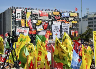 Atatürk Kültür Merkezi ve protestocular Ocalan posterleri sallayarak