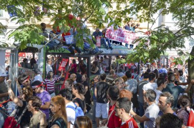 Gezi Parkı protestolar. Halk otobüsü barikat kullanılan hasar