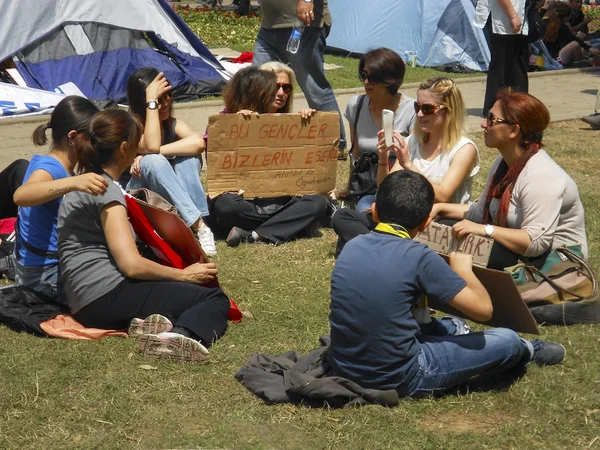 탁 심 Gezi 공원 텐트를 설정 하는 시위대를 지키고 — 스톡 사진