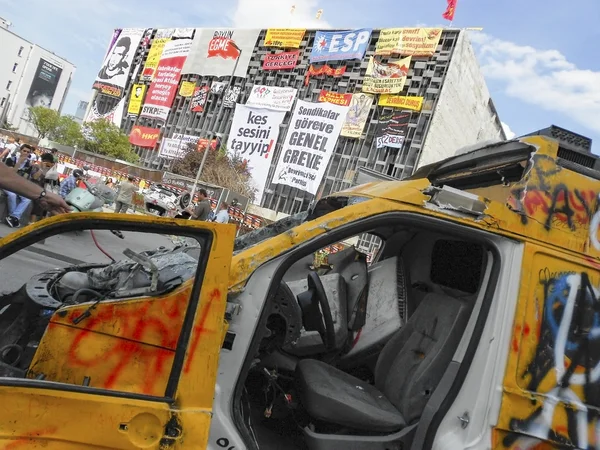 Телевізійний канал трансляції транспортний засіб пошкоджено в площі Таксим. — стокове фото