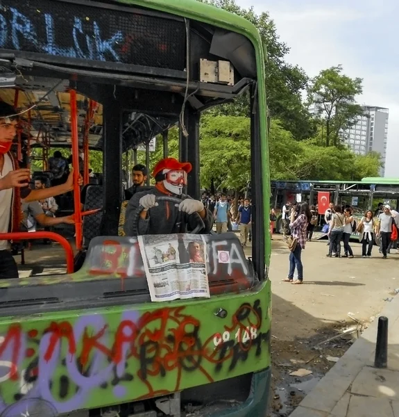 Gezi Park proteste. Autocar public endommagé utilisé comme barricade — Photo