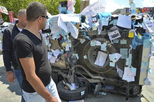 Парк Gezi протестує пошкоджені транспортні засоби, статті побажання і прохання — стокове фото