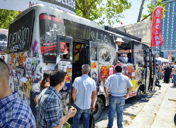 Beschädigter Linienbus der Polizei dient als Ort — Stockfoto