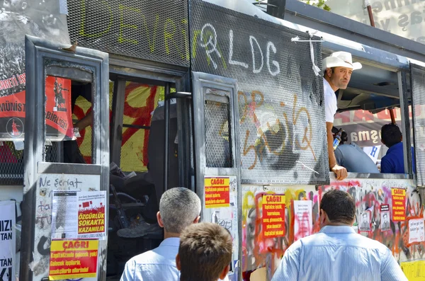 Пошкоджені громадських рухались у автобусі використовується як місце — стокове фото