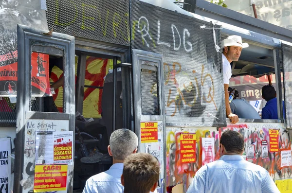 Autocar de la police publique endommagé utilisé comme lieu — Photo