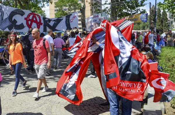 Taksim-Gezi-Park, die Explosion der Verkaufsfahne — Stockfoto