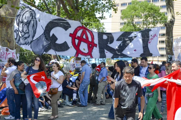 Grupo de fans de Besiktas que apoyan el cartel de protesta del Parque Gezi Bazar — Foto de Stock