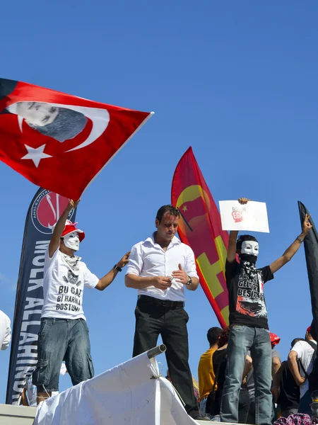 Gezi Park protests. A protester waves a flag of Ataturk — Stock Photo, Image