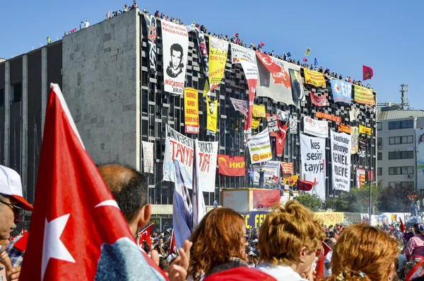 A Gezi Park tiltakozik. A tüntetők a Taksim tér — Stock Fotó