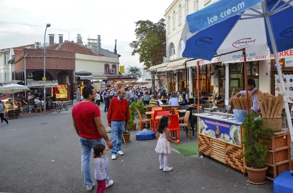 Buyukada Platz. Eisverkäufer scherzt mit einem Kind. — Stockfoto