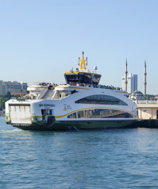 Istanbul, Kadıköy iskelesi için yeni feribot.