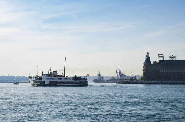 Strait of Istanbul, Kadikoy Pier, Haydarpasa train station and F — Stock Photo, Image