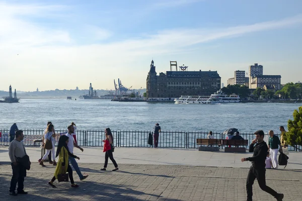 Estrecho de Estambul, muelle de Kadikoy, estación de tren de Haydarpasa y F —  Fotos de Stock